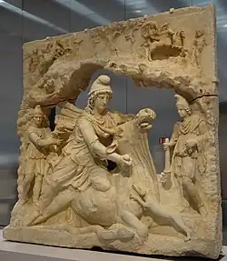 Mithra sacrifiant un taureau, sculpture romaine de 100-200 apr. J.-C., exposée dans la Galerie du Temps au Louvre-Lens.