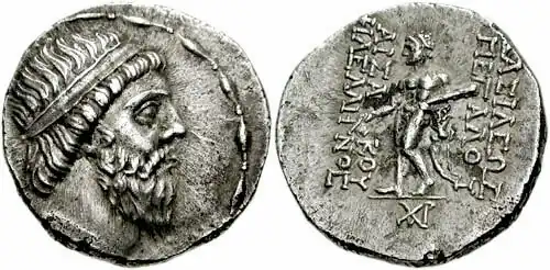 Tétradrachme montrant Mithridate&nbsp;Ier avec une barbe et un diadème royal, inscription grecque en revers : ΒΑΣΙΛΕΩΣ ΜΕΓΑΛΟΥ (du grand roi).