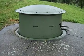 Une tourelle de mitrailleuses.