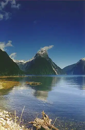 Vue du pic Mitre avec Milford Sound au premier plan.