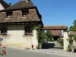 Cour de ferme où se trouve un moulin à huile du XVIIIe&nbsp;siècle qui dans un état de conservation remarquable.