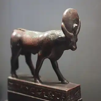 Statuette de la Basse époque au musée du Louvre.