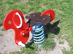 Cheval à bascule en version jeu sur ressort pour terrain de jeux