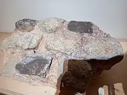 Fragment de murs avec des petites pierres et un enduit permettant de tenir le tout en un bloc