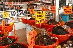 Un stand au marché de Oaxaca proposant de nombreux moles différents