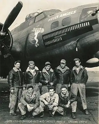 Avions et personnel au sol du B-17 Flying Fortress (oct. 1943) du 358th Bombardment Squadron&nbsp;(en) et du 303rd Air Expeditionary Group&nbsp;(en), RAF Molesworth.