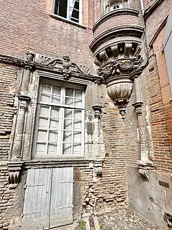 Fenêtre et tourelle dans la cour.