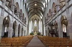 Vue intérieure de la nef vers le chœur.