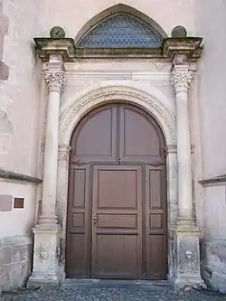 Portail principal baroque du XVIIe&nbsp;siècle.