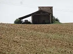 Ancien moulin à vent privé.