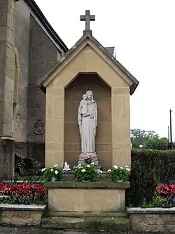 La statue située devant l'église Saint-Maximin.