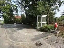 Cabine téléphonique et table.