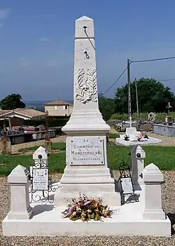 Le monument aux morts devant l'église (mai&nbsp;2009)
