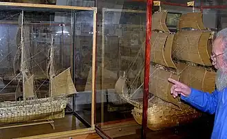 Maquettes de navires anciens en allumettes.