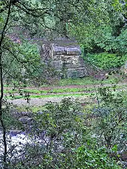 Culée du pont-aqueduc romain, sur la Siagnole, aux sources du Neissoun.