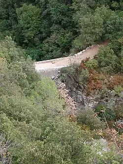 Pont dit de Mons sur la Siagne, ancien chemin de Saint-Cézaire à Mons, a hauteur de 12m.
