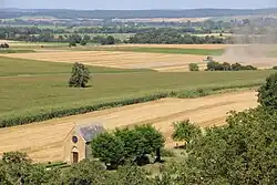 Vue depuis l'église. Au premier plan, la chapelle Notre-Dame-Protectrice-des-Petits-Enfants.