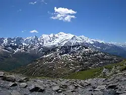 Le mont Blanc depuis le col d'Anterne. Au premier plan, le massif de Pormenaz.
