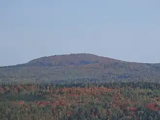 Le mont Dostie vu de la route 204 près de Frontenac.