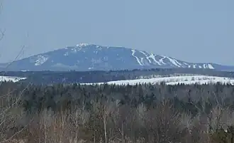 Mont Adstock vu de la route 263 près de Lambton.