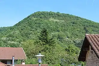 Vue du mont Châtel depuis le centre de Pressiat.