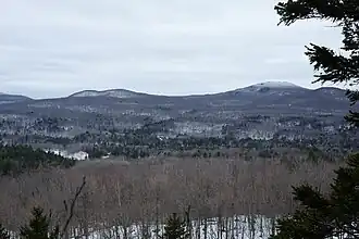 Vue du versant est en hiver depuis la municipalité de Bolton-Est.