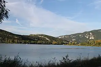Le mont Gela (au centre), avec le plan d'eau de Cuchet au premier plan et le mont Tournier à droite.