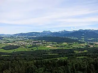 Vue du mont Vuarat, au centre de l'image depuis la tour relais du Mont Pèlerin.
