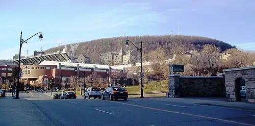 Versant est du mont Royal, avec le stade Percival-Molson de l'Université McGill au premier plan.