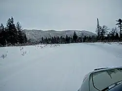 Une route et des montagnes enneigées