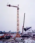 Montage d'une grue à tirants.