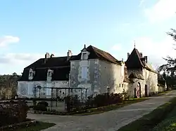 Vu depuis le nord-ouest. À gauche, la chartreuse.