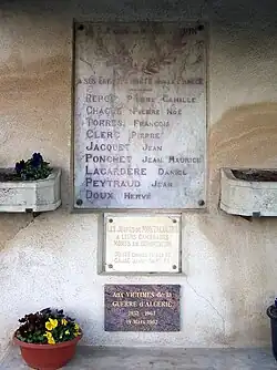 Le monument aux morts, stèle près de l'entrée du cimetière entourant l'église (mars&nbsp;2010).