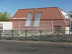 Photographie en couleurs d'un grand bâtiment.
