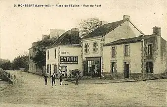 Carte postale sépia représentant des bâtiments autour d'une place.