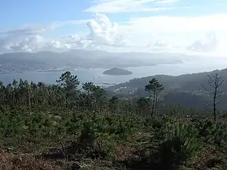 Vue de la ria de Pontevedra du mont Castrove, avec l'île de Tambo au milieu de la ria.