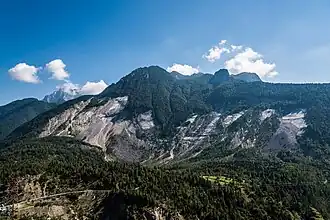Vue de la face nord du mont Toc avec la partie affectée par le glissement de terrain de 1963.