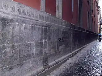 Soubassement en piperno de la façade du palazzo del Monte di pietà.