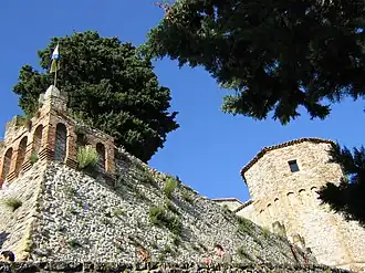 Montebello: Murs du château castello