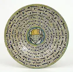Assiette à décor « Santa Fina » et écusson de la famille Bonciani flanqué de feuilles froissées, typologie « italo-mauresque », Montelupo, dernier quart du XVe&nbsp;siècle.