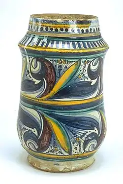 Albarello décoré du motif de feuilles froissées, Montelupo, fin du XVe&nbsp;siècle.