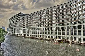 Le bâtiment bordant la rivière Chicago.