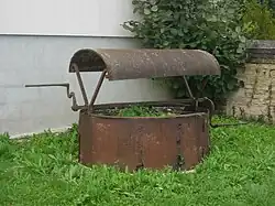 Un des nombreux puits du village.