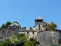 Les remparts du château de Montignac et le château moderne.