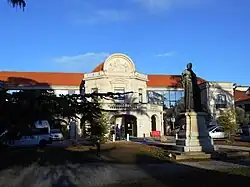 Entrée principale de l'hôpital Saint-Éloi.