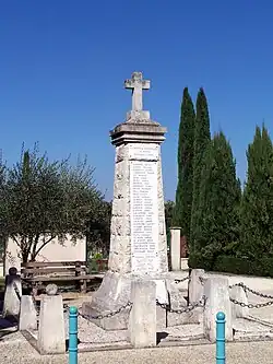 Le monument aux morts près de l'église Saint-Étienne (sept. 2014).