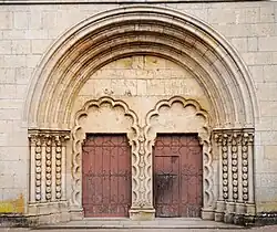 Portail occidental de la collégiale de Montréal.