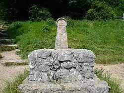 Monument commémoratif au pied du pog de Montségur.