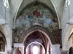 Photographie en couleurs d'une fresque représentant une scène religieuse peinte sur un arc architectural.