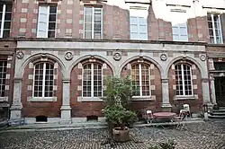 Thomas de Montval : arcades et médaillons Renaissance.